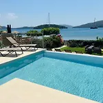 The Villa, Perigiali - Luxury Beachfront Βίλα Νυδρί