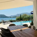 The Villa, Perigiali - Luxury Beachfront Βίλα Νυδρί