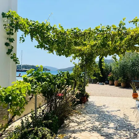 The Villa, Perigiali - Luxury Beachfront ニドリ